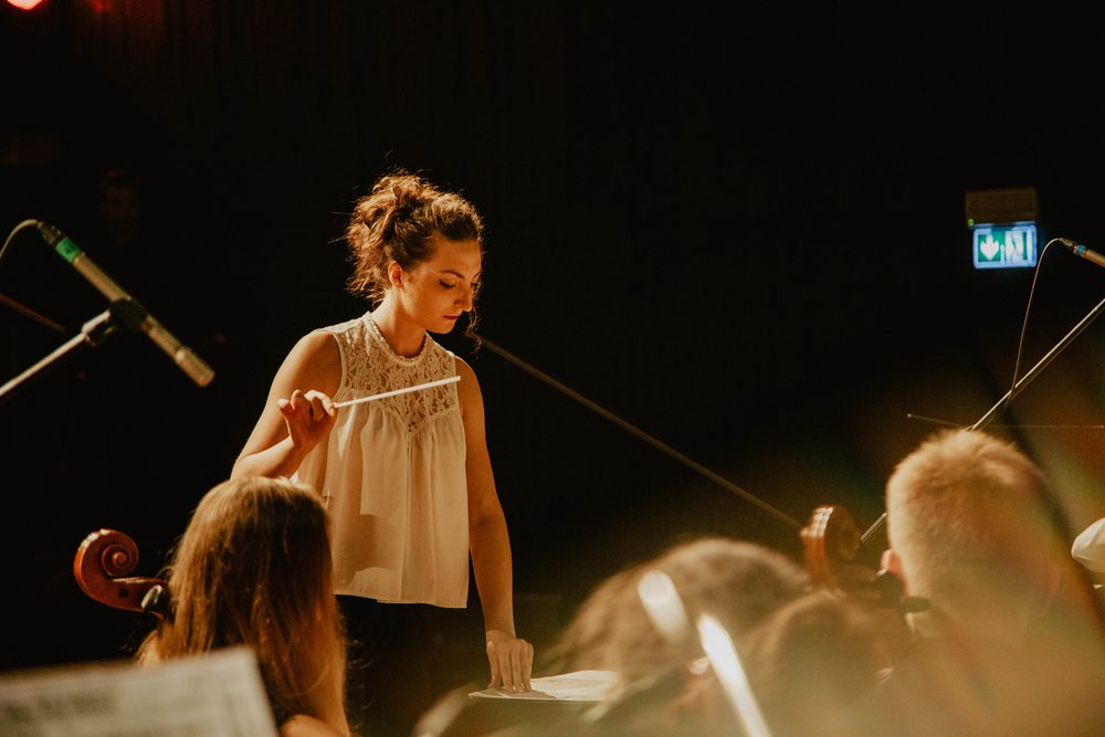 Monika Lebich - dyrygując orkiestrą